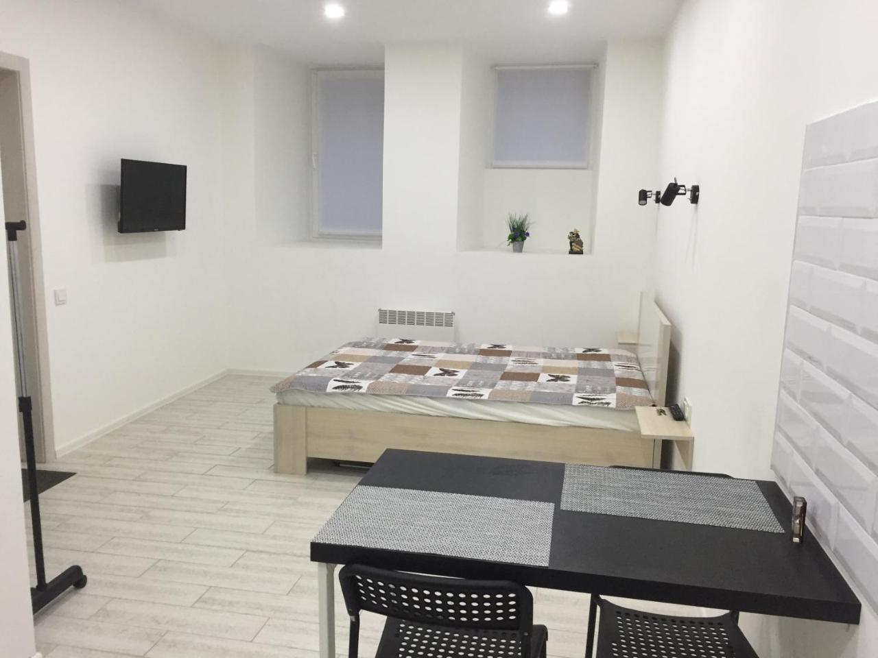Small Underground Apartment At The Center Kherson Exterior foto